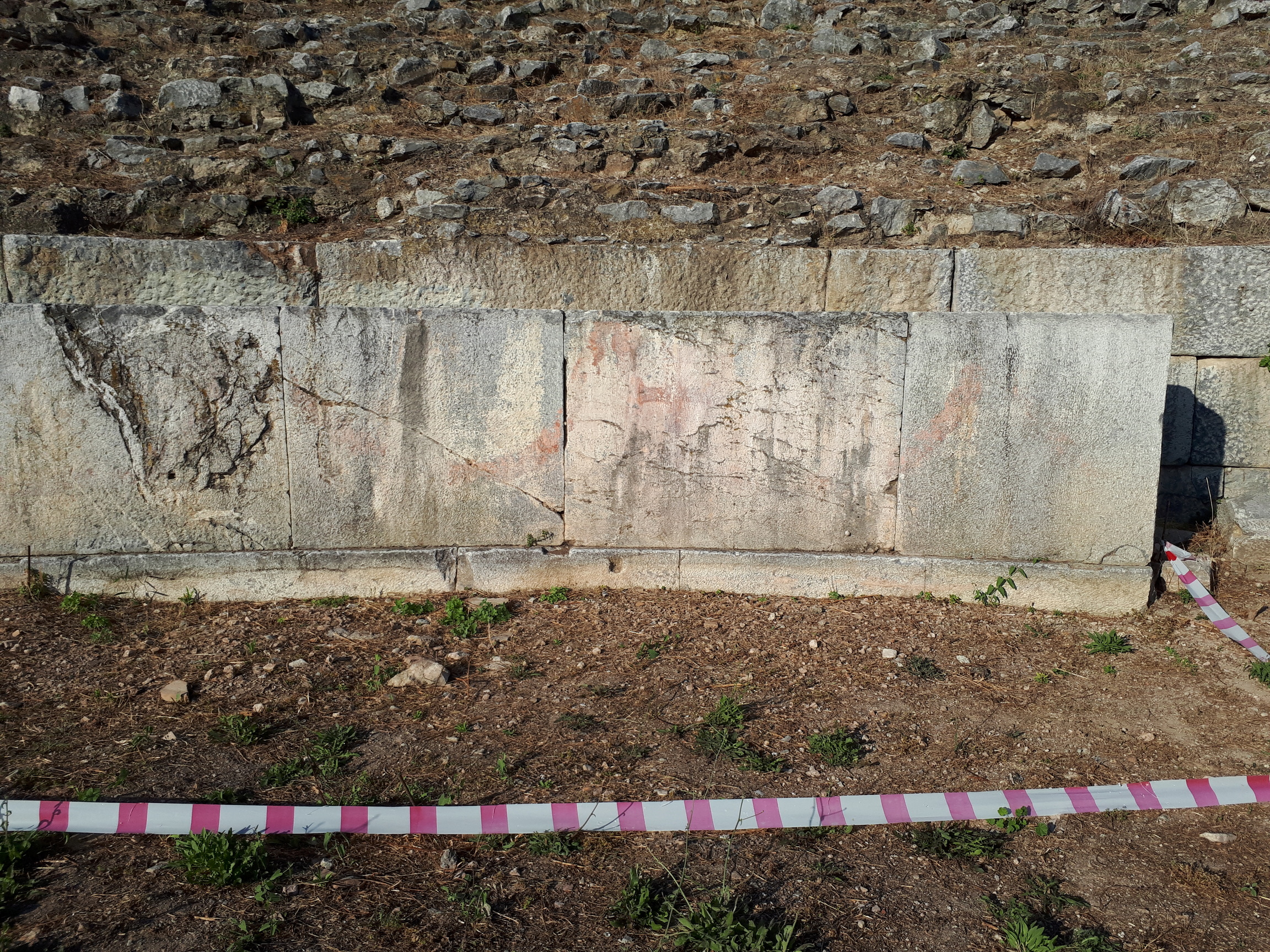 3. Orkestra duvarındaki Hıristiyanlık Sembolleri 3. Orkestra duvarındaki Hıristiyanlık Sembolleri